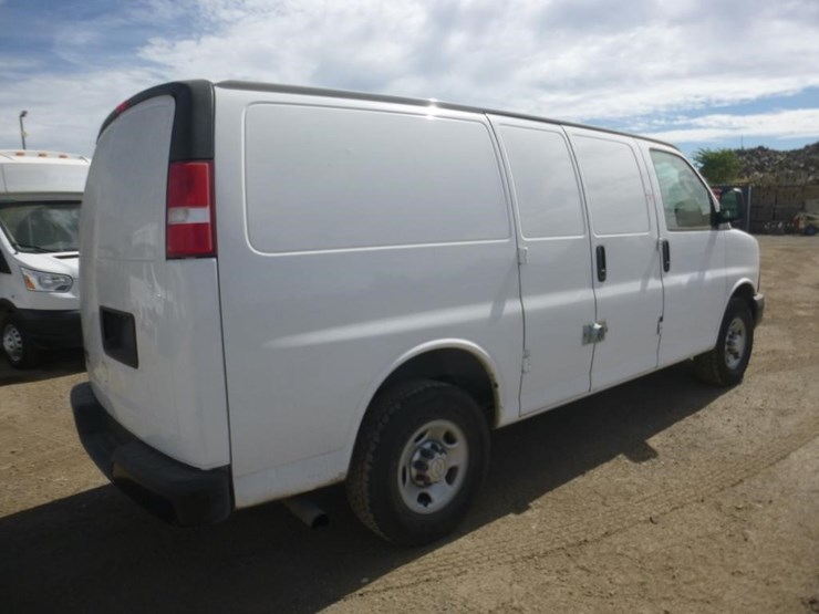 2016-chevrolet-express-3500-image-3