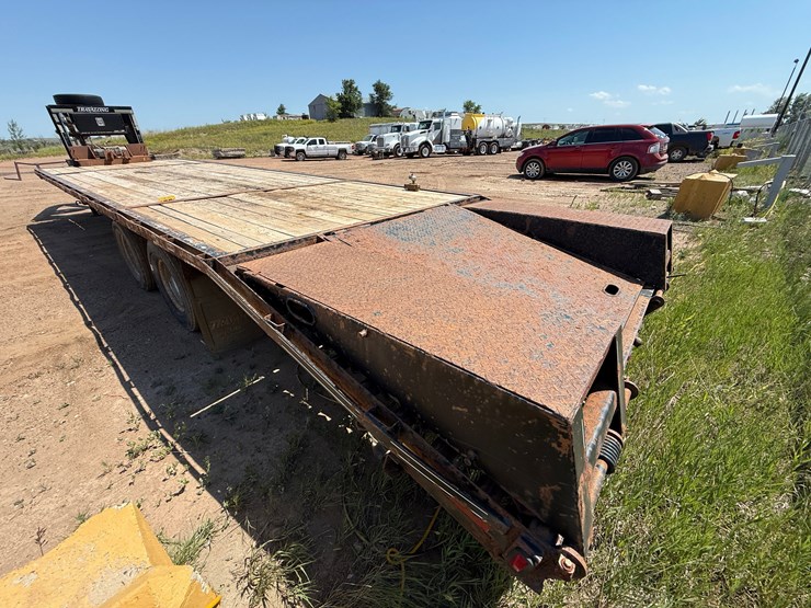 2008-trav-a-long-26’-+-5’-x-102”-dual-t/a-gooseneck-trailer-image-8