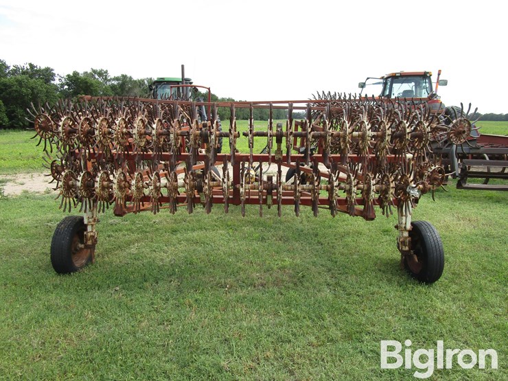 crustbuster-front-fold-rotary-hoe-image-6