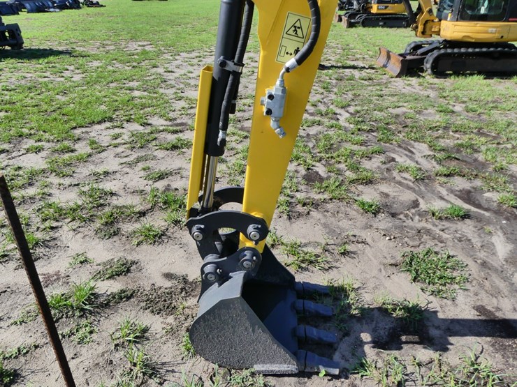 new-holland-e17c-image-8