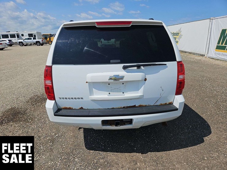 2011-chevrolet-suburban-image-7