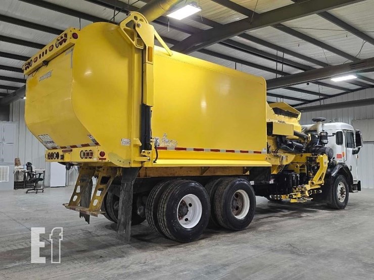 2018-peterbilt-320-image-3