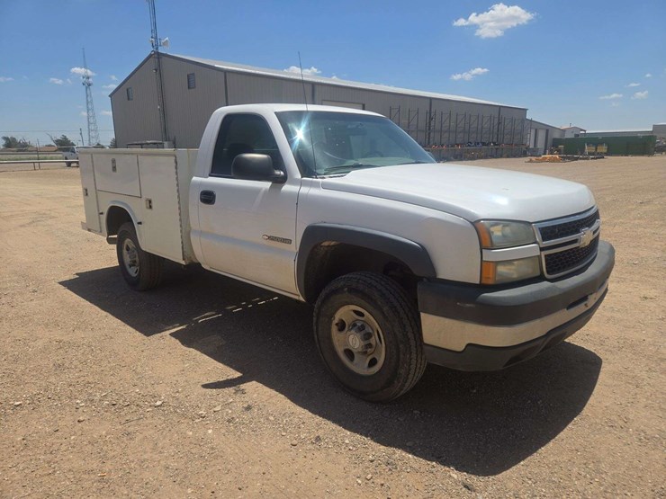 2006-chevrolet-silverado-2500-image-2