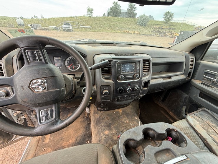 2015-dodge-ram-3500-image-12