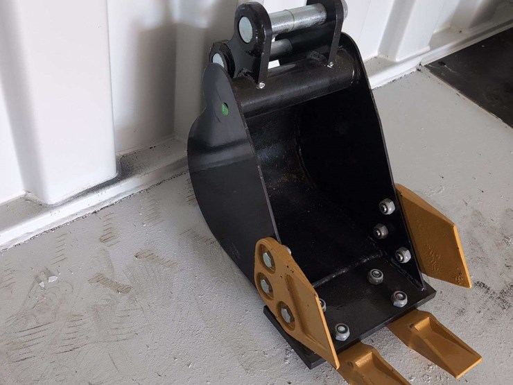 i-ranch-mini-excavator-20cm-tooth-bucket-image-2
