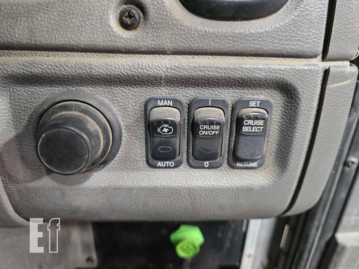 2015-peterbilt-320-image-17