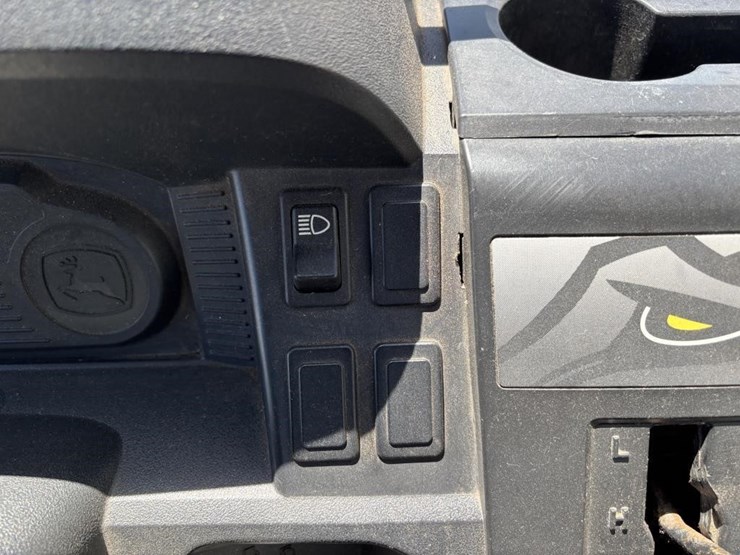 2014-john-deere-gator-xuv-550-image-16