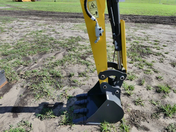 new-holland-e17c-image-9