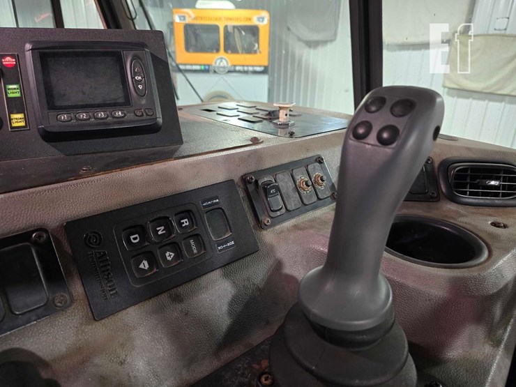 2017-peterbilt-320-image-14