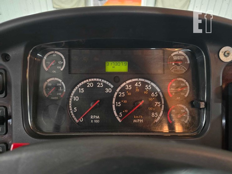 2015-freightliner-business-class-m2-106-image-12