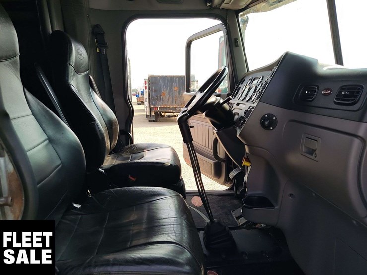 2018-peterbilt-389-image-39