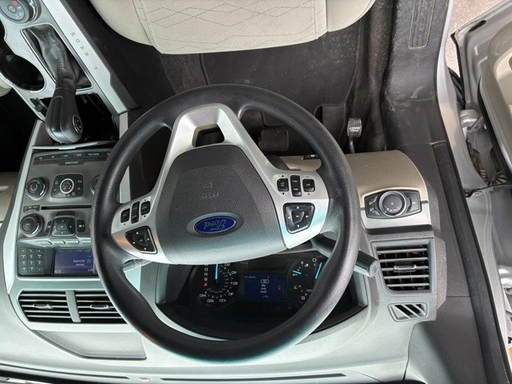 2015-ford-explorer-image-17