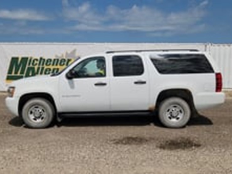 2011-chevrolet-suburban-image-5