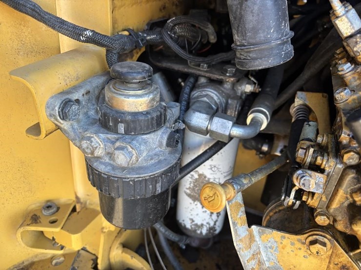 2014-caterpillar-226b3-image-36