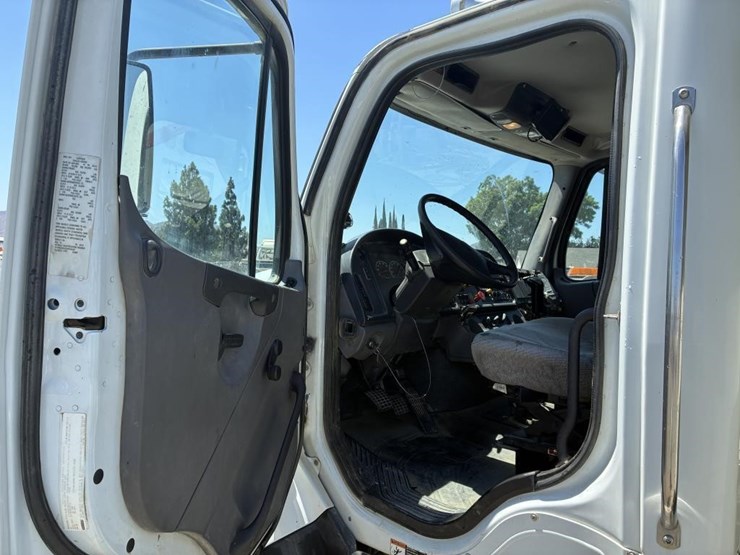 2013-freightliner-114sd-image-19