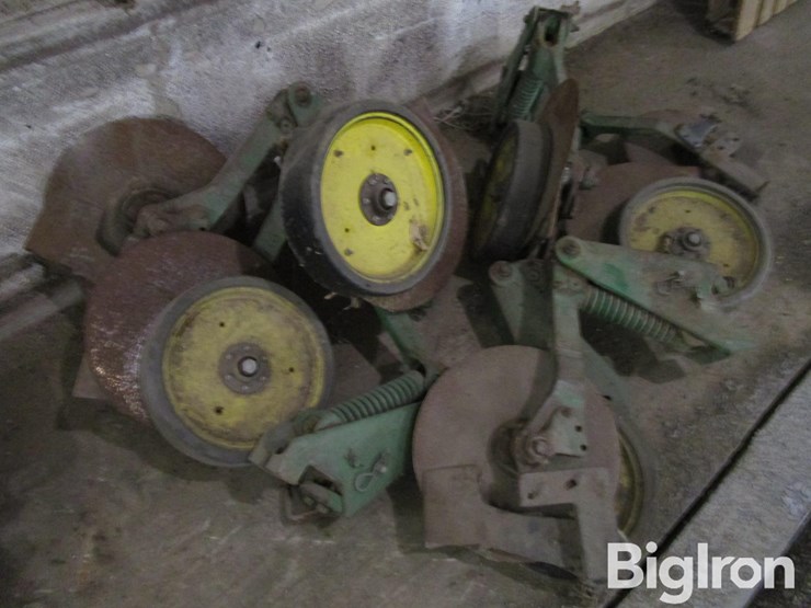 john-deere-planter-fertilizer-openers/disc-assemblies-image-2