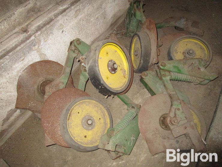 john-deere-planter-fertilizer-openers/disc-assemblies-image-12