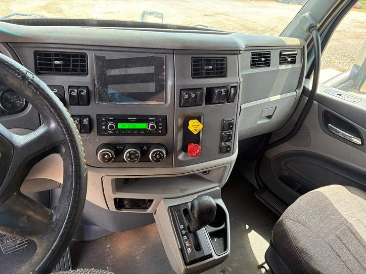 2015-peterbilt-579-image-10