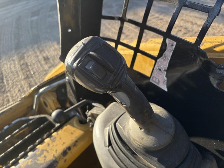 2014-caterpillar-226b3-image-25