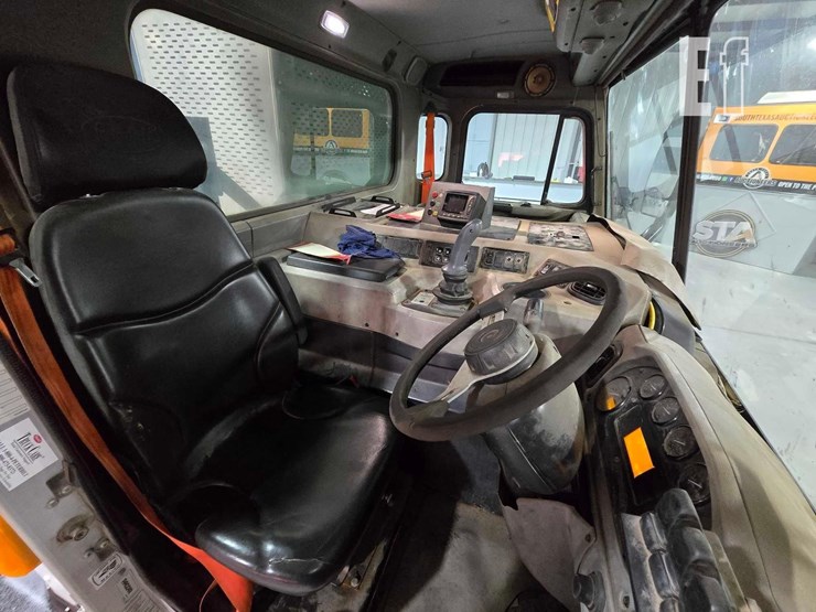 2015-peterbilt-320-image-9