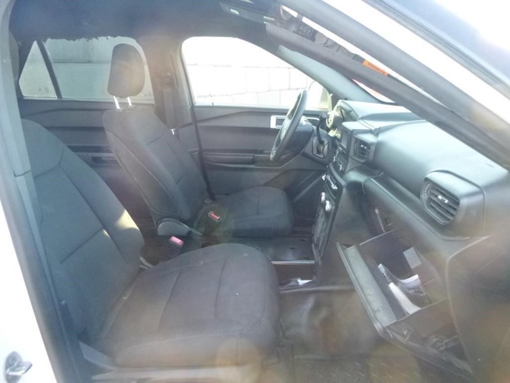 2020-ford-explorer-image-18