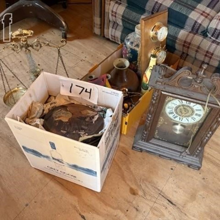 ANTIQUE DÉCOR & COLLECTIBLES
