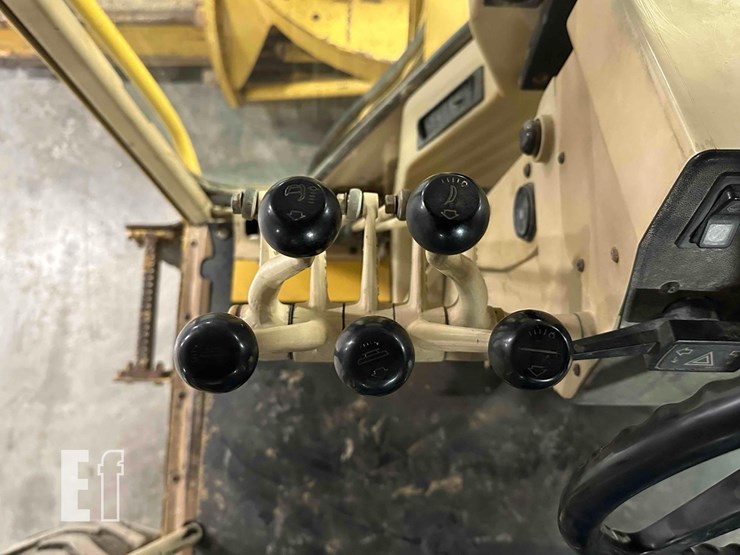 2001-caterpillar-140h-image-17