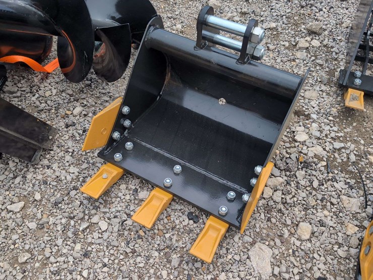 i-ranch-mini-excavator-40cm-tooth-bucket-image-1