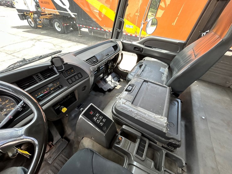 2001-gmc-t7500-image-48