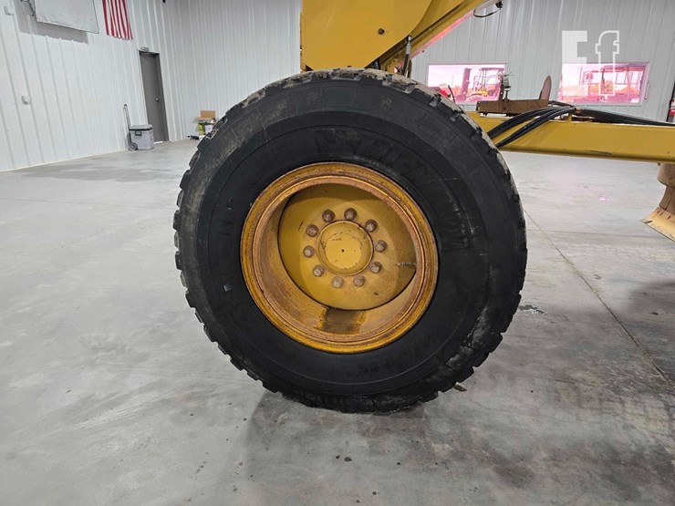 2014-caterpillar-160m2-image-28
