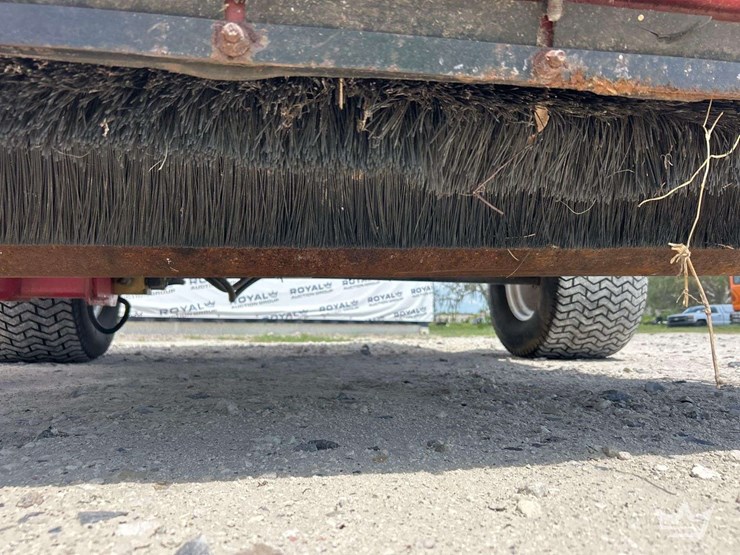 2007-toro-pro-sweep-5200-turf-sweeper-tractor-attachment-image-8