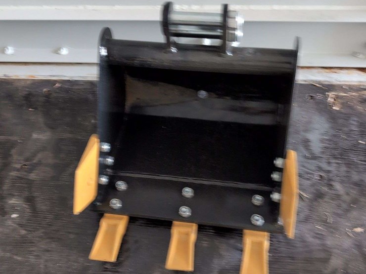 i-ranch-mini-excavator-40cm-tooth-bucket-image-1