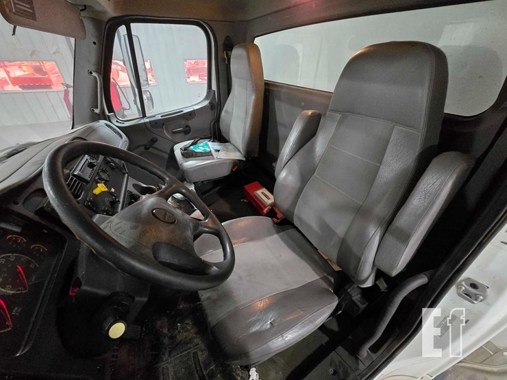 2020-freightliner-business-class-m2-106-image-9