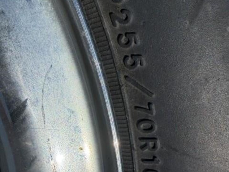 truck-tires-image-3