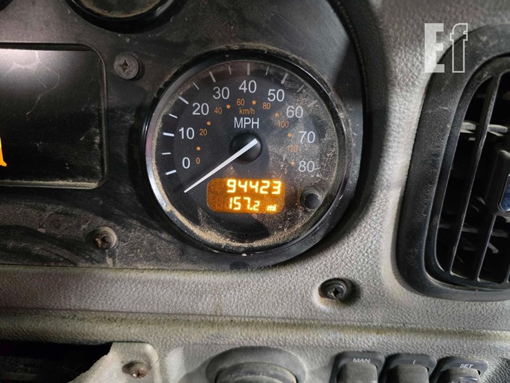 2015-peterbilt-320-image-13