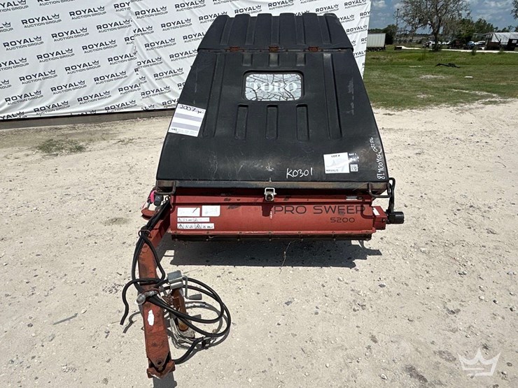2007-toro-pro-sweep-5200-turf-sweeper-tractor-attachment-image-11