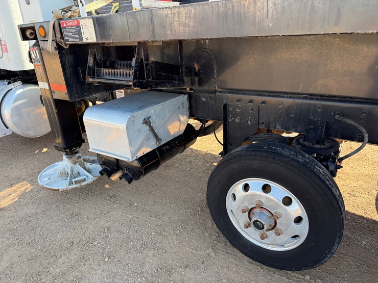 2012-peterbilt-367-image-22