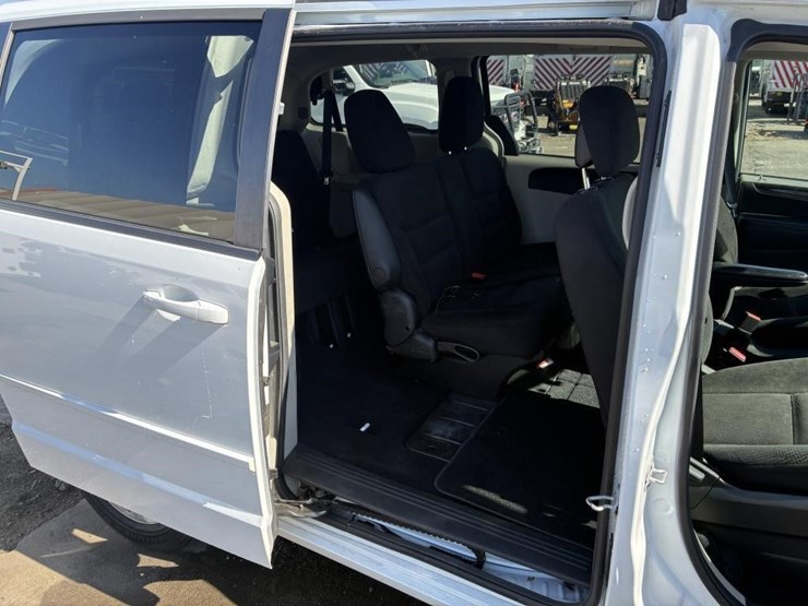 2017-dodge-grand-caravan-image-13