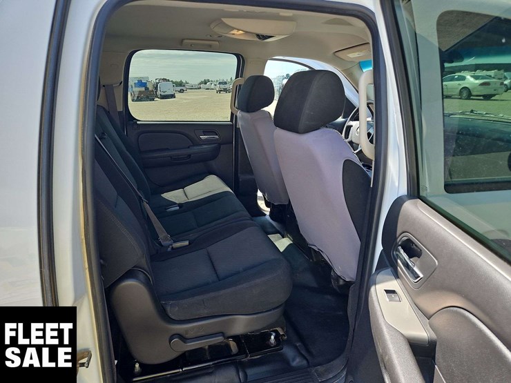 2011-chevrolet-suburban-image-28