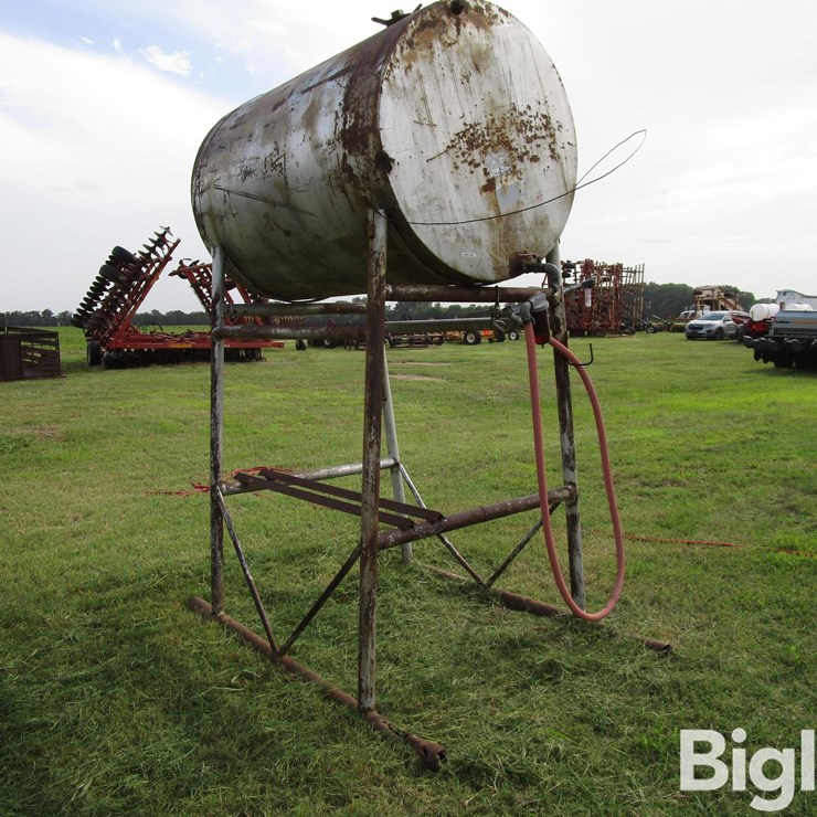 560-Gal Fuel Tank On Stand