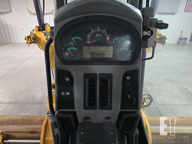 2014-caterpillar-160m2-image-16