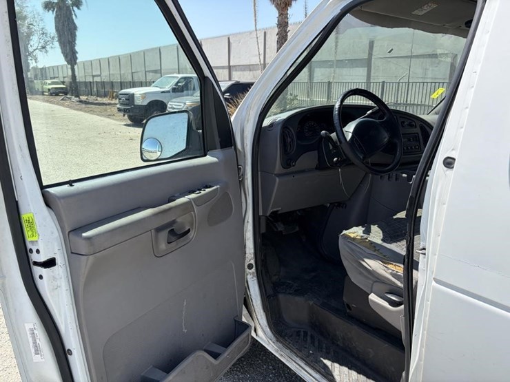 2002-ford-e350-image-28
