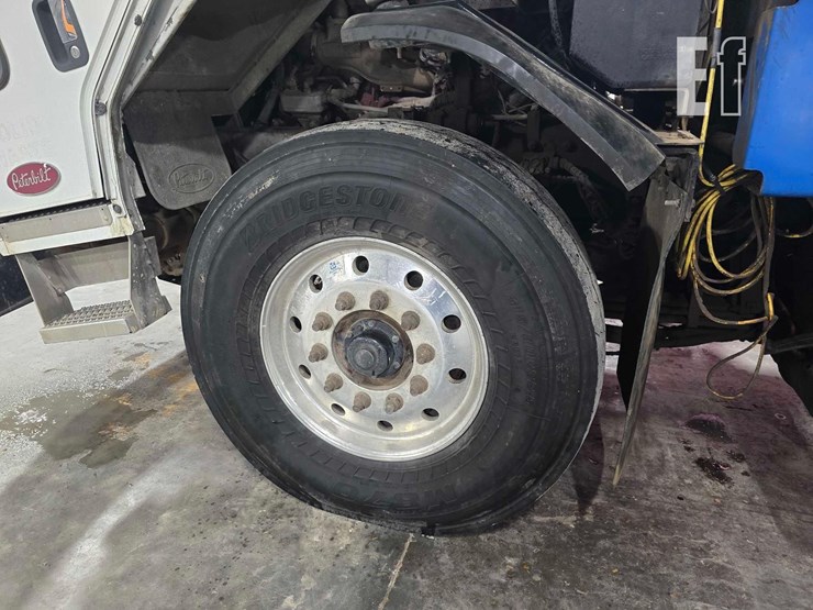 2015-peterbilt-320-image-26