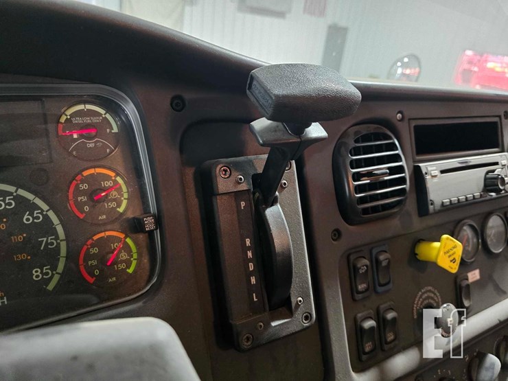2020-freightliner-business-class-m2-106-image-14