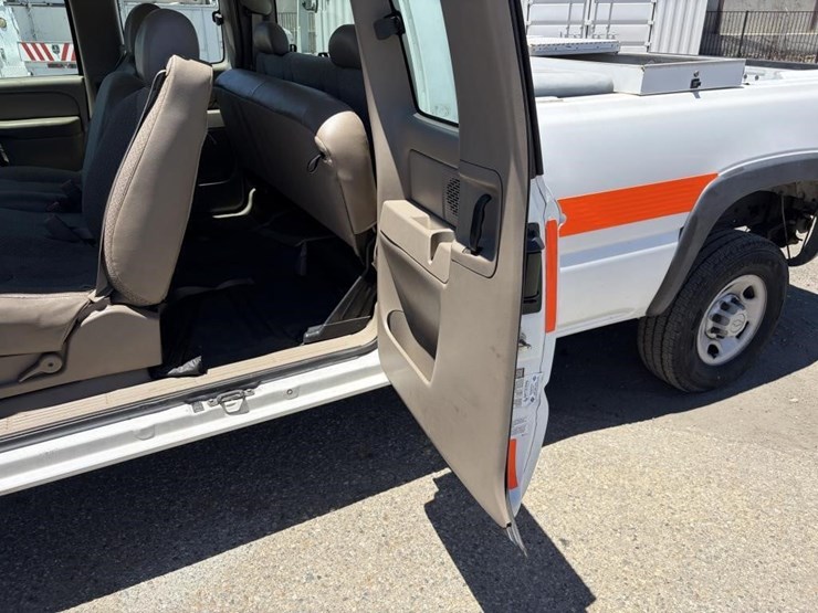 2005-chevrolet-silverado-2500-image-13