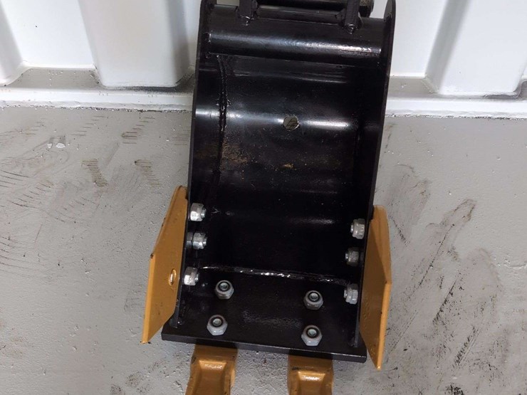 i-ranch-mini-excavator-20cm-tooth-bucket-image-1