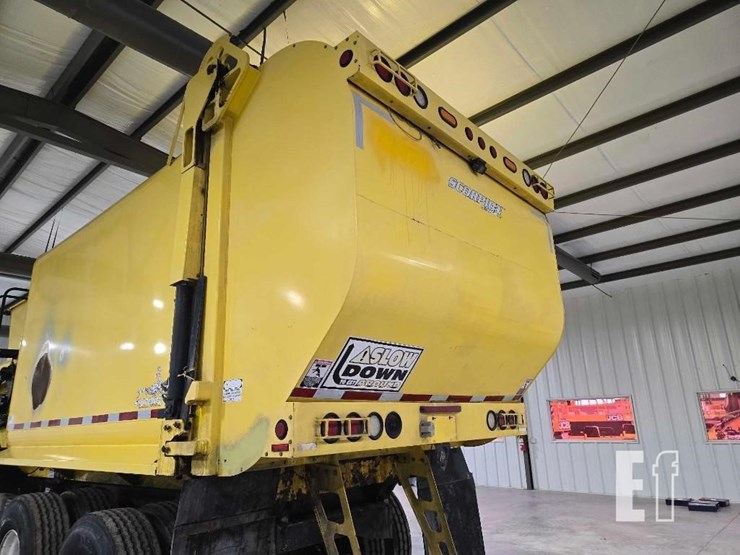 2018-peterbilt-320-image-20