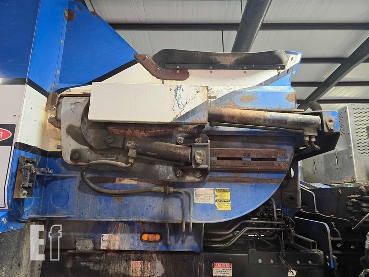 2015-peterbilt-320-image-22