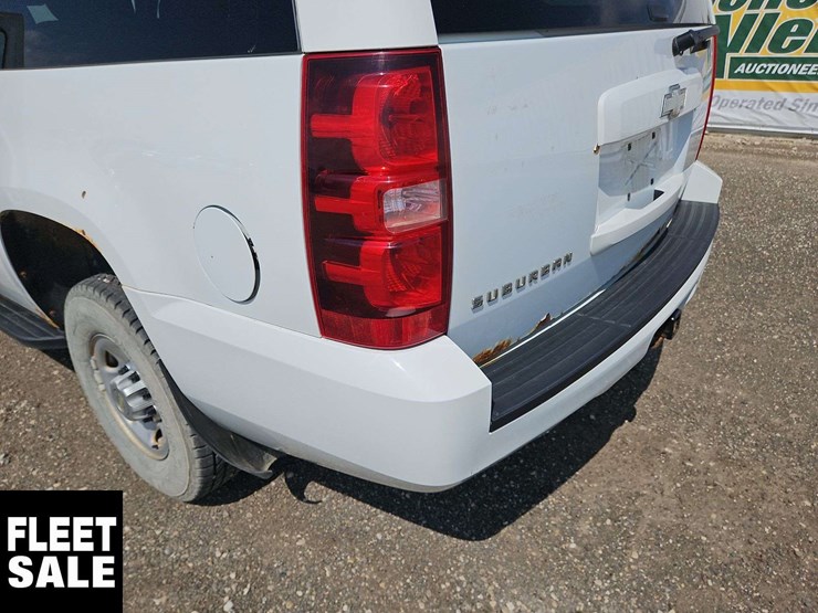 2011-chevrolet-suburban-image-32