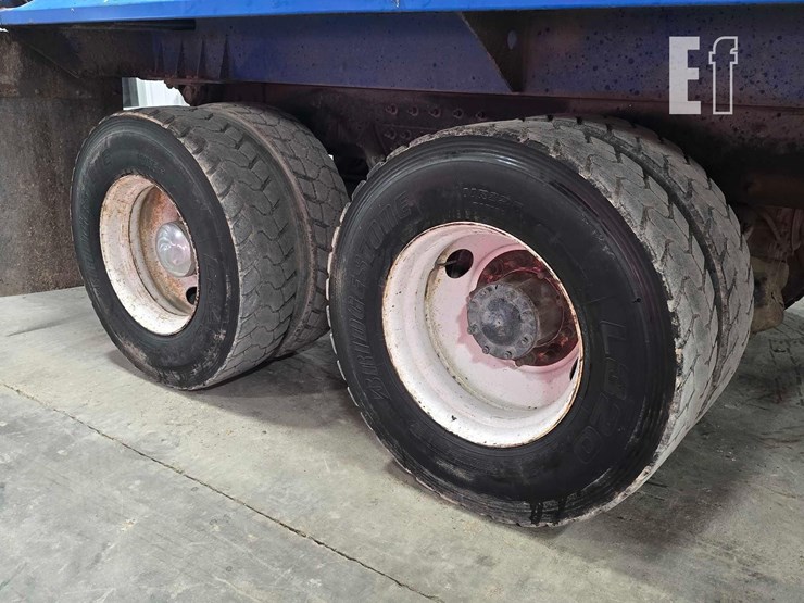 2015-peterbilt-320-image-30